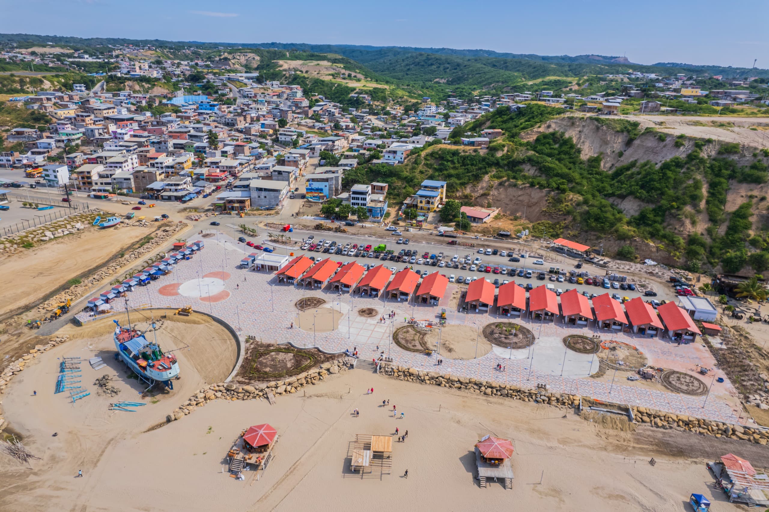 Playa de San Mateo con embarcaciones tradicionales y paisaje pesquero.